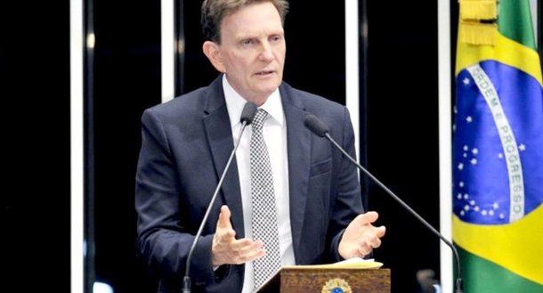 O prefeito do Rio de Janeiro, Marcelo Crivella (PRB), negocia com o Banco de Desenvolvimento da China (CDB) uma engenharia financeira que possa dar fôlego aos cofres do município; em linhas gerais, o banco chinês compraria a dívida do Rio, permitindo ao governo municipal "alongar o prazo de pagamento da dívida e reduzir os juros cobrados pelos bancos federais brasileiros", refinanciando US$ 2 bilhões no curto prazo; as negociações foram iniciadas nesta segunda-feira em Pequim, na China, em visita de Crivella