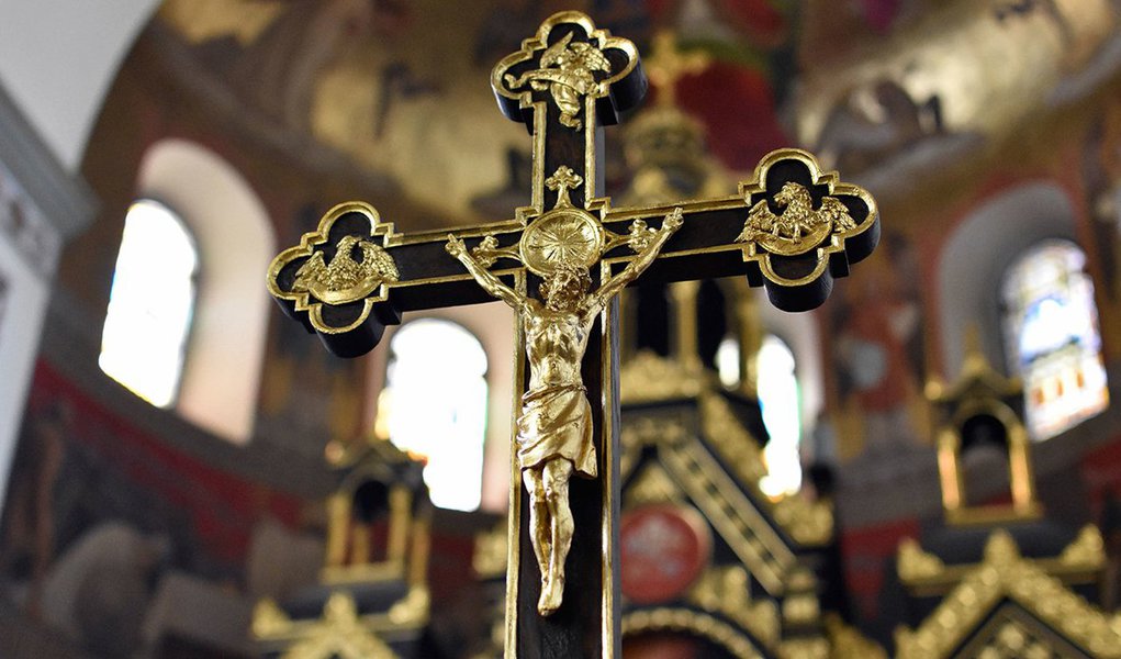 A bancada evangélica formada por deputados/as ditos cristãos, boa parte pastores/as, aliada das bancadas do boi, da bala e dos bancos, frentes de apoio ao egoísmo que protege os interesses mais mesquinhos e danosos de minorias que manipulam politica e economicamente projetos que dão vantagens somente aos mais ricos em detrimento dos sofridos da base social me fazem questionar a que Cristo seguem seus membros