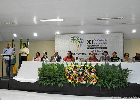 O prefeito Edvaldo Nogueira e a vice-prefeita Eliane Aquino realizaram a abertura da XI Conferência Municipal de Assistência Social de Aracaju; com o tema “Garantia de Direitos no Fortalecimento do Sistema Único de Assistência Social (SUAS)”, o evento discute, entre outros temas, o Plano Decenal como instrumento de gestão; a proteção social; e o controle da sociedade; “Ver em cada pessoa neste auditório o objetivo de contribuir com a melhoria da vida dos aracajuanos reforça minha convicção de que haveremos de vencer. Reforçam também a importância da política de Assistência Social e me faz lembrar que Déda e eu construímos, quando assumimos a prefeitura, a partir de 2001, um dos melhores modelos de Sistema Único de Assistência Social”