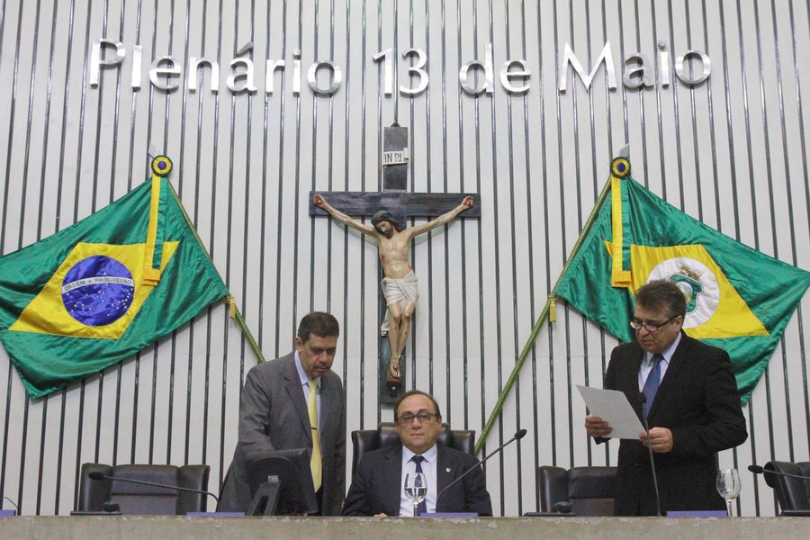 O projeto de lei aprovado nesta quinta (6), na Assembleia Legislativa, altera os percentuais das Gratificações de Atividades Educacionais Especializadas (GAEE) e por efetiva regência de classe devidos aos profissionais do Grupo Ocupacional Magistério (MAG) da Educação Básica.  A GAEE passa a 8,5% em julho e 12% em novembro