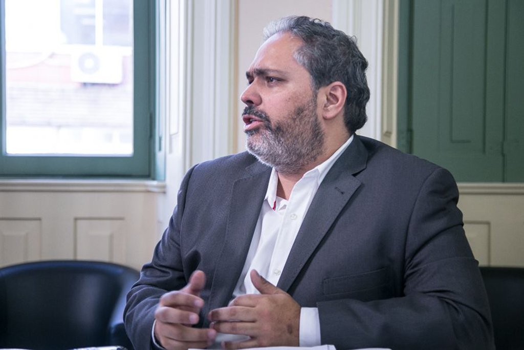 A gestão de Nelson Marchezan Júnior (PSDB) sofreu a sua principal derrota nos primeiros nove meses de governo com a rejeição, na Câmara de Vereadores, do projeto de alteração das alíquotas do IPTU em Porto Alegre; após a votação registrar 25 votos contrários e apenas 10 favoráveis, sem apoio inclusive dentro de partidos da base do Executivo, a análise feita era de um governo fragilizado, diante de uma relação fraturada com a Câmara. Essa, porém, não é a visão que o vice-prefeito Gustavo Paim (PP), desde maio responsável pela articulação política, tem da questão; "Fiquei frustrado, fiquei triste, chateado, empreendi muitas energias e isso consome, mas vejo uma baita oportunidade de aprendizado, de conhecimento recíproco"