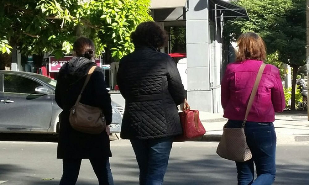 Belo Horizonte registrou nesta terça-feira sua temperatura mais baixa do ano; por volta de 6h, os termômetros chegaram a marcar 6,1 graus Celsius (°C) na Estação Meteorológica de Cercadinho, localizada entre as regiões oeste e centro-sul da capital mineira; no mesmo horário, a Estação Meteorológica da Pampulha registrou 8,8 °C; com estas temperaturas, Belo Horizonte amanheceu como a capital mais fria do país; em segundo lugar vem São Paulo, que registrou mais cedo 9,3 °C e tem mínima prevista para hoje de 8 °C