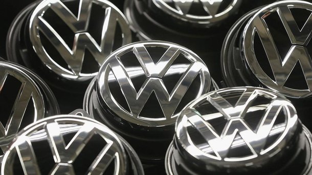 "As promíscuas relações da então maior empresa privada da América Latina, a Volkswagen do Brasil – primeira filial fora da Alemanha, instalada em São Bernardo do Campo (SP), em 1959 – com a ditadura civil-militar instaurada no Brasil em 1964 vieram a público. Não tanto no Brasil, palco e alvo destas relações, mas com bastante repercussão na Alemanha. Lá, um canal público de TV lançou o documentário, que já tem versão em português", aponta Marcelo Auler, em seu blog