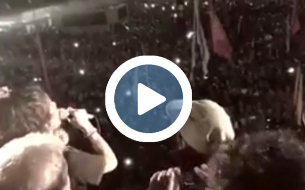 Ana Cañas emocionou o público que esteve na Avenida Paulista na última quinta-feira (20), no ato que reuniu milhares de pessoas em solidariedade ao ex-presidente Lula e em defesa da democracia. Ela cantou, à capela, O bêbado e a equilibrista, canção de João Bosco e Aldir Blanc imortalizada por Elis Regina em 1979