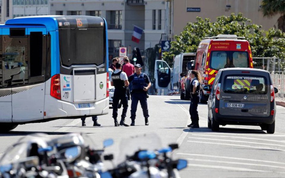 Carro bateu em dois pontos de ônibus em diferentes pontos da cidade francesa de Marselha, deixando ao menos uma pessoa morta e outra ferida; polícia alertou a população a evitar a área do Porto Antigo onde o motorista, um homem de 35 anos, foi preso; incidente acontece enquanto a polícia espanhola busca por um motorista de 22 anos que atropelou uma multidão com uma van em Barcelona na semana passada