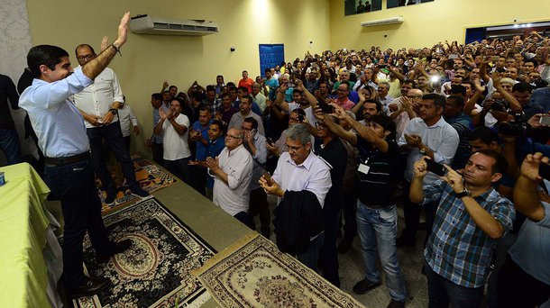 Durante encontro com  prefeitos, vereadores e lideranças políticas em comemoração aos 137 anos de Emancipação Política de Jacobina, o prefeito de Salvador, ACM Neto (DEM), revelou aos companheiros de partido que se for convocado pelos baianos será candidato a governador; - "Tenham certeza: se eu for convocado pelos baianos, como fui convocado pelo povo de Salvador para governar a minha cidade - a capital de todos os baianos, para resgatar a sua autoestima - da mesma forma, eu não me furtarei a servir à terra que eu amo e ao povo que está no meu coração", disse Rui