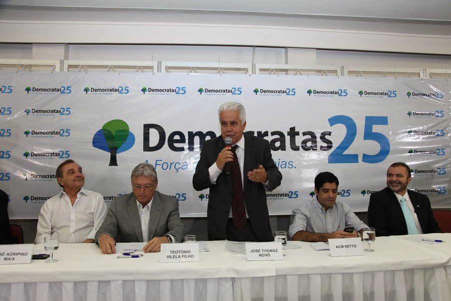 Um dos líderes do DEM, o ex-deputado federal José Thomaz Nonô (DEM-AL) foi chamado e já está em Brasília para discutir a montagem de um eventual governo do amigo Rodrigo Maia; com o presidente Michel Temer ‘assando’, cargos já estão sendo discutidos; dos outros dois ministros alagoanos, Maurício Quintella (PR) deverá permanecer nos Transportes, enquanto Marx Beltrão (PMDB), do Turismo, é uma incógnita