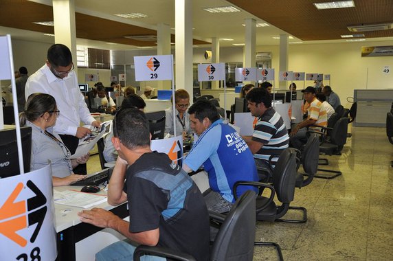 As novidades, voltadas para a praticidade e excelência no atendimento ao cidadão, são parte do projeto de gestão inovadora que vem sendo implementado desde o ano passado e integram as comemorações dos 37 anos da autarquia; entre as inovações que serão lançadas ainda em 2017, estão a emissão da CNH Digital, um processo muito mais ágil e seguro para o usuário, que visa também gerar economia de mais de 10 milhões de páginas e, consequentemente, contribuir para a preservação do meio ambiente; “A mudança dará maior transparência e celeridade ao processo”, pontua o presidente do Detran-GO, Manoel Xavier Ferreira Filho