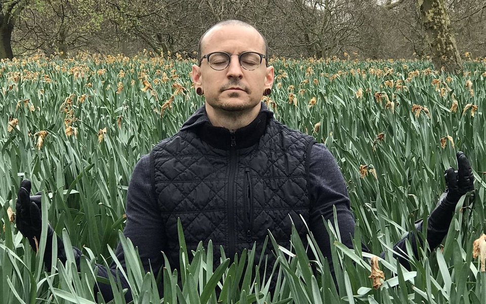 O vocalista da banda Linkin Park, Chester Bennington, morreu ao se enforcar em sua casa no sul da Califórnia, mas não deixou bilhete, disse nesta sexta-feira o escritório do legista do condado de Los Angeles; ele foi encontrado morto em sua casa nesta quinta-feira 20, uma semana antes de a banda de rock iniciar uma turnê pelos Estados Unidos