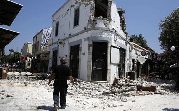 Um forte terremoto deixou ao menos dois mortos e vários feridos ao atingir áreas próximas de grandes destinos turísticos na Turquia e na Grécia no mar Egeu, informaram autoridades na manhã desta sexta-feira; autoridades locais disseram que 100 pessoas ficaram feridas na ilha grega de Kos, um destino favorito de turistas britânicos; do outro lado de um estreito canal marítimo do mar Egeu, na cidade turca de Bodrum, cerca de 70 pessoas foram hospitalizadas com ferimentos sofridos quando tentavam fugir do tremor noturno