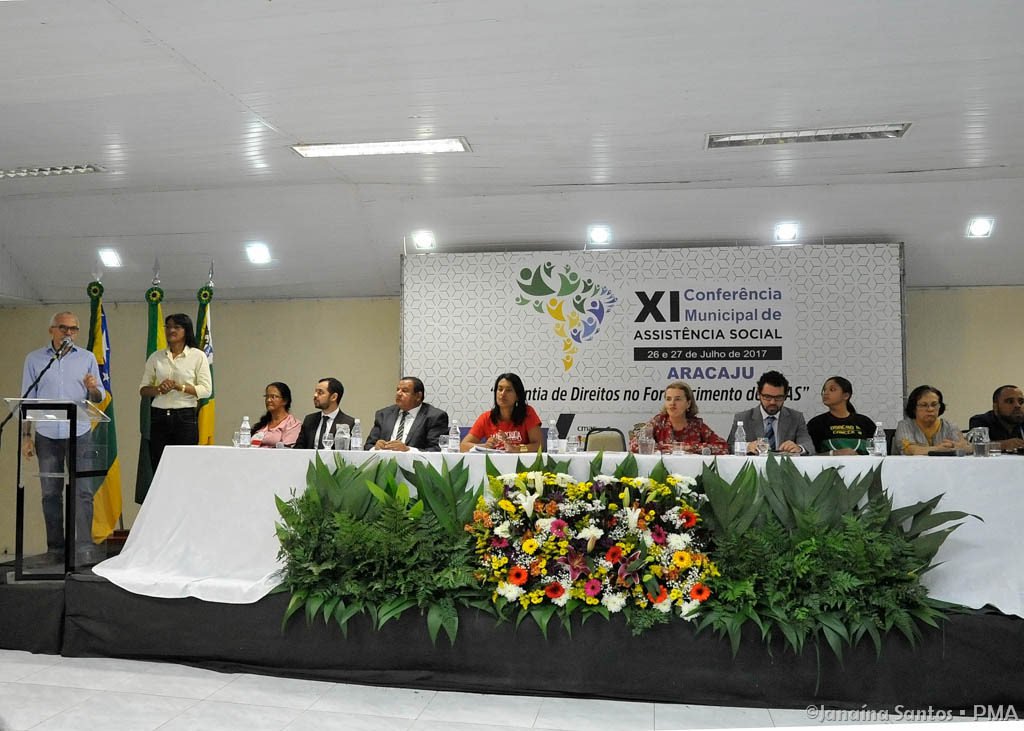 O prefeito Edvaldo Nogueira e a vice-prefeita Eliane Aquino realizaram a abertura da XI Conferência Municipal de Assistência Social de Aracaju; com o tema “Garantia de Direitos no Fortalecimento do Sistema Único de Assistência Social (SUAS)”, o evento discute, entre outros temas, o Plano Decenal como instrumento de gestão; a proteção social; e o controle da sociedade; “Ver em cada pessoa neste auditório o objetivo de contribuir com a melhoria da vida dos aracajuanos reforça minha convicção de que haveremos de vencer. Reforçam também a importância da política de Assistência Social e me faz lembrar que Déda e eu construímos, quando assumimos a prefeitura, a partir de 2001, um dos melhores modelos de Sistema Único de Assistência Social”