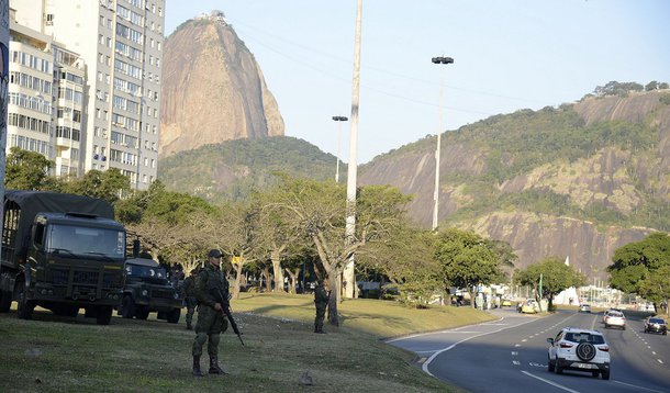 Michel Temer assinou hoje (28) decreto que autoriza o emprego das Forças Armadas para a garantia da lei e da ordem no Rio de Janeiro;  decreto, que está publicado em edição extra do Diário Oficial da União, autoriza a permanência dos militares no Rio de hoje até o dia 31 de dezembro; atuação das Forças Armadas no estado será em apoio às ações do Plano Nacional de Segurança Pública