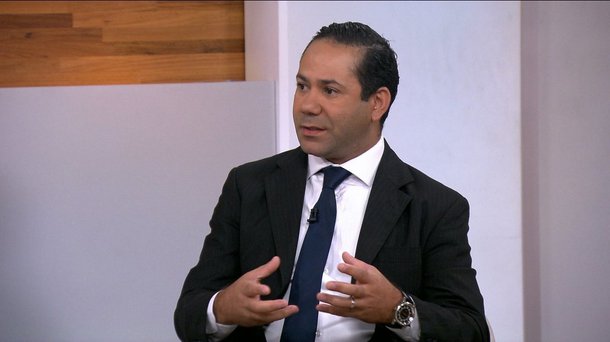Economistas avaliam que a restrição de recursos para gastos dos ministérios deverá continuar afetando os serviços públicos, porque há demora na retomada do crescimento econômico, com impacto negativo direto na arrecadação federal; já falta recursos para Polícia Federal, Polícia Rodoviária Federal, faculdades e obras de infraestrutura, por exemplo; a escassez de verbas é fruto do bloqueio de R$ 39 bilhões feito no Orçamento deste ano; para o economista-chefe da Austin Rating, Alex Agostini, a chamada "prévia do PIB" mostra que o nível de atividade continua fraco; "O que já não era bom, vai continuar ruim e piorando", diz Agostini