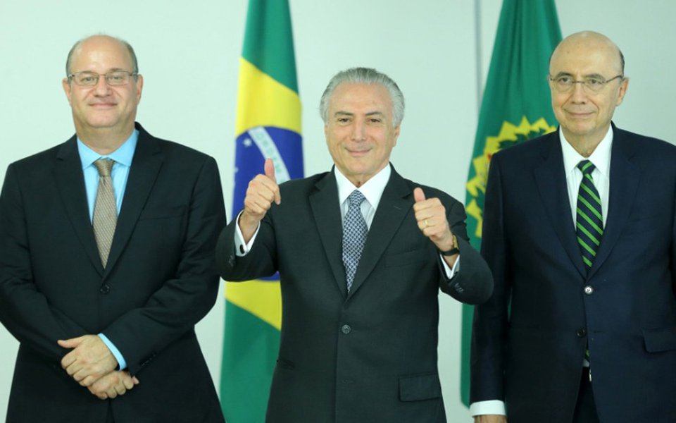 "As condições políticas não permitem que o Governo Temer reajuste impostos no nível necessário. Nada evitará novos cortes nas despesas públicas, já tão minguadas que parte da administração está parando ou por parar. A alternativa de rever a meta de déficit, embora a menos traumática para a vida real, é, simplesmente, vetada pelo 'chefe'. Que chefe? O chefe do Brasil, o 'Mercado'", comenta o jornalista Fernando Brito, do Tijolaço