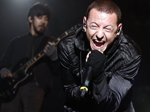 Vocalista da banda Linkin Park, Chester Bennington, tinha 41 anos; a polícia da Califórnia acredita que ele tenha cometido suicídio por enforcamento, assim como ocorrera com Chris Cornell, vocalista do Soundgarden, morto em maio