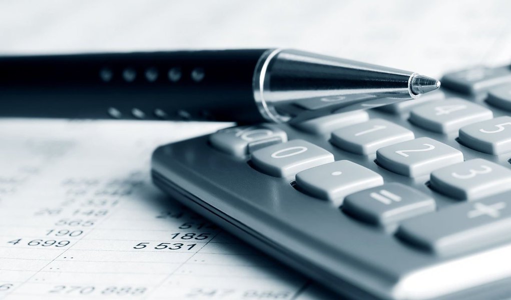 A gestão do tempo é um desafio duplo para os empreendedores: eles precisam gerir a sua própria produtividade (cuidar da operação e ainda ter espaço na agenda para se dedicar ao que estratégico para o negócio) e também fazer com que o seu time possa o produzir o máximo em um número finito de horas;. “Controlar tempo é chato, perder dinheiro é muito mais”, diz o empreendedor Antônio Carlos Soares, cofundador da Runrun.it, na mais nova websérie correalizada pela Endeavor e pelo Sebrae; em cinco capítulos, a série mostra passos essenciais para que empreendedores sejam mais produtivos e também criem times mais produtivos