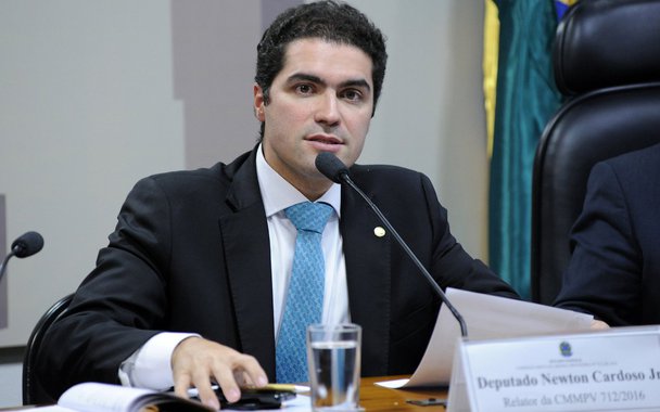 A divisão no PSDB sobre a continuidade no governo de Michel Temer tem gerado atritos com peemedebistas; deputado federal Newton Cardoso Júnior (PMDB-MG) cobrou fidelidade da sigla tucana; de acordo com o parlamentar, o papel da legenda tem sido "ridículo"; "Quando você defende uma posição, tem que ir até o fim", ao comentar sobre a divisão no partido acerca da permanência na gestão Temer, o parlamentar disse que o PSDB parece passar por um momento de "esquizofrenia"