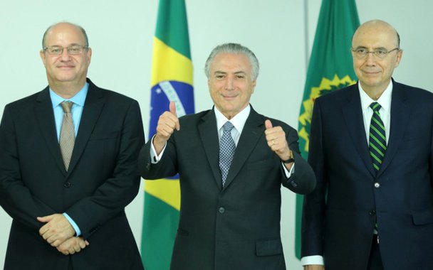 "As condições políticas não permitem que o Governo Temer reajuste impostos no nível necessário. Nada evitará novos cortes nas despesas públicas, já tão minguadas que parte da administração está parando ou por parar. A alternativa de rever a meta de déficit, embora a menos traumática para a vida real, é, simplesmente, vetada pelo 'chefe'. Que chefe? O chefe do Brasil, o 'Mercado'", comenta o jornalista Fernando Brito, do Tijolaço