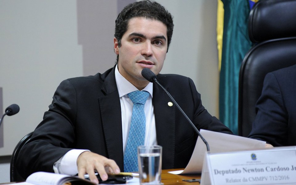 A divisão no PSDB sobre a continuidade no governo de Michel Temer tem gerado atritos com peemedebistas; deputado federal Newton Cardoso Júnior (PMDB-MG) cobrou fidelidade da sigla tucana; de acordo com o parlamentar, o papel da legenda tem sido "ridículo"; "Quando você defende uma posição, tem que ir até o fim", ao comentar sobre a divisão no partido acerca da permanência na gestão Temer, o parlamentar disse que o PSDB parece passar por um momento de "esquizofrenia"