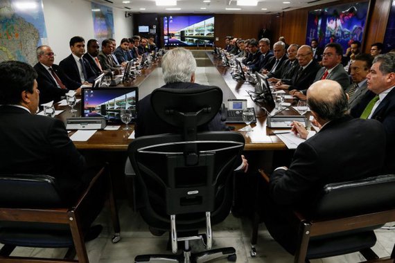 A bancada do Maranhão no Congresso se reuniu com Michel Temer, para tratar dos recursos do Fundeb; “O novo acordo firmado com o Governo Federal prevê a antecipação do complemento da União dos próximos seis meses, a ser pago ainda em julho”, anunciou o deputado Rubens Junior (PCdoB); Governo Federal determinou o corte de R$ 224 milhões alegando que os repasses adiantados em dezembro de 2016; também circulou nos bastidores a informação de que seria uma articulação de José Sarney (PMDB) retaliação ao estado, governado por Flávio Dino (PCdoB), que pôs fim ao domínio de 50 anos da família no Maranhão