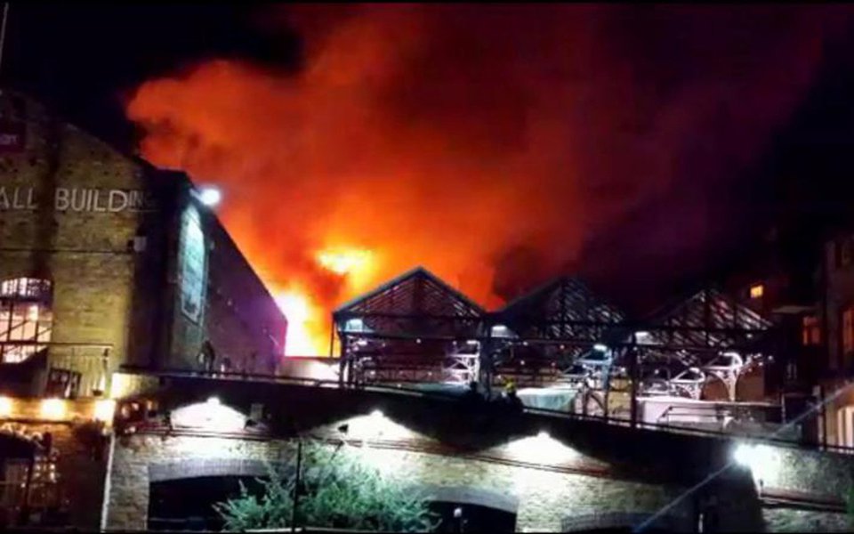Mais de 70 bombeiros controlaram um incêndio no mercado de Camden em Londres, depois que chamas atingiram um prédio no popular ponto turístico durante a noite; fogo danificou os três primeiros andares e o telhado do prédio no norte de Londres; mercado de Camden, que abriga mais de mil lojas, bancas, bares e cafeterias, passou por um incêndio em 2008, quando depósitos e lojas do local pegaram fogo e danificaram casas nas proximidades
