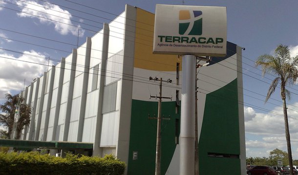 A Polícia Civil do Distrito Federal prendeu sete pessoas acusadas de envolvimento com grilagem de terras públicas; entre os presos, estão Randel Machado de Faria, síndico do condomínio Ville de Montagne II; Sérgio Rafael Alejara; e Gustavo Adolfo Moreira, servidor do Tribunal de Contas (TCDF) cedido à Agência de Desenvolvimento (Terracap). Este último ocupava o cargo de diretor de Gestão Administrativa e de Pessoas (Digap) da empresa; segundo as investigações, o grupo tentava vender terrenos em áreas verdes públicas no Setor de Mansões Dom Bosco, no Lago Sul, o que é proibido