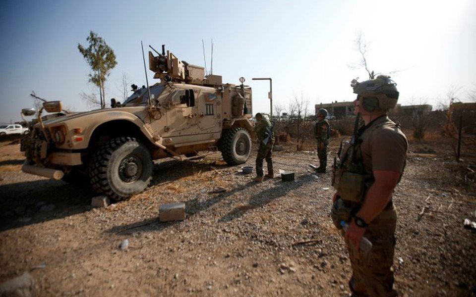 Washington está criando as condições para o início da Terceira Guerra Mundial na Síria, disse o especialista militar russo Konstantin Sivkov. Sivkov; para ele, Washington está pronto para desencadear uma carnificina na Síria e assim atingir seus próprios objetivos no Oriente Médio; "Os EUA querem a todo custo criar uma configuração vantajosa do futuro Estado curdo para garantir o controle sobre todas as ligações importantes na região. Para fazer isso, Washington está pronto para tudo", declarou 