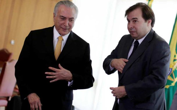 Ao esbravejar sobre a divulgação dos vídeos da delação premiada do corretor Lucio Funaro, Michel Temer disse que é “criminoso” quem o vazou para a imprensa; acontece que, desta vez, quem divulgou, na íntegra, o acordo, os depoimentos e os vídeos do doleiro Lúcio Funaro tem nome e endereço: Câmara dos Deputados, Praça dos Três Poderes, presidida pelo senhor Rodrigo Maia; "Maia está esfregando as mãos, mesmo que, com cara de anjo, venha dizer que não sabia nem autorizou a publicação no sistema aberto. Temer ainda mais fraco é Maia ainda mais forte", diz Fernando Brito 