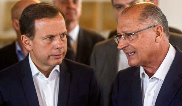Depois da edição da Istoé da semana passada, um folder publicitário do prefeito João Doria, Geraldo Alckmin aciona artilharia mais pesada neste fim de semana: a Veja; embora mais discreta, a revista dos Civita abre fogo contra Dória, mirando o seu discurso de que "não é político, é gestor"; elenca o resultado praticamente zero de suas mais fantasiadas e promovidas "realizações"; "A agenda apertada de viagens nacionais e internacionais (em sete meses de administração ele passou 61 dias fora, ou 29% do período) somada ao pouco tempo que passa, de fato, governando, começa a impactar negativamente a sua gestão"