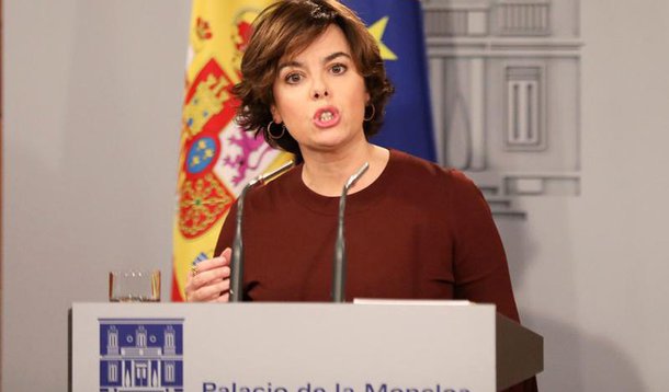 A força policial da Catalunha disse para seus oficiais permanecerem neutros nos esforços sobre a luta da região por independência da Espanha, em um passo para evitar possível conflito, conforme o governo de Madri começa a impor controle neste sábado, 28; primeiro-ministro da Espanha, Mariano Rajoy, destituiu o governo Catalão, assumiu controle e convocou uma nova eleição após o Parlamento regional realizar uma declaração unilateral de independência na sexta-feira, agravando a pior crise política da Espanha em quatro décadas; Rajoy designou a vice-primeira-ministra, Soraya Sáenz Santamaría, para supervisionar o processo 