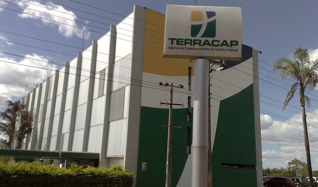 A Polícia Civil do Distrito Federal prendeu sete pessoas acusadas de envolvimento com grilagem de terras públicas; entre os presos, estão Randel Machado de Faria, síndico do condomínio Ville de Montagne II; Sérgio Rafael Alejara; e Gustavo Adolfo Moreira, servidor do Tribunal de Contas (TCDF) cedido à Agência de Desenvolvimento (Terracap). Este último ocupava o cargo de diretor de Gestão Administrativa e de Pessoas (Digap) da empresa; segundo as investigações, o grupo tentava vender terrenos em áreas verdes públicas no Setor de Mansões Dom Bosco, no Lago Sul, o que é proibido