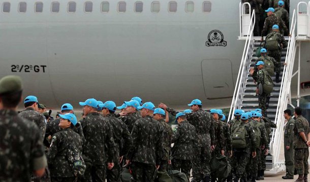 Depois de 13 anos ajudando a reorganizar as forças de segurança do Haiti e a controlar a violência e os efeitos da instabilidade política local, as tropas brasileiras começam a deixar hoje (31) o país caribenho; na noite desta quinta-feira, uma cerimônia na capital, Porto Príncipe, marcará o início oficial da desmobilização do batalhão brasileiro; evento contará com a presença do ministro da Defesa, Raul Jungmann, que viajou para o Haiti na companhia de uma comitiva formada por militares e civis