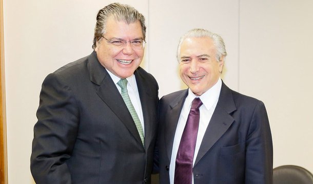Pela segunda vez, o ministro do Meio Ambiente, Sarney Filho (PV), será exonerado com a finalidade de ajudar o presidente Michel Temer (PMDB) a obter votos contra a denúncia da Procuradoria-Geral da República, prevista para ir à votação na Câmara Federal na próxima terça-feira (24); o presidente é acusado de organização criminosa e obstrução de Justiça