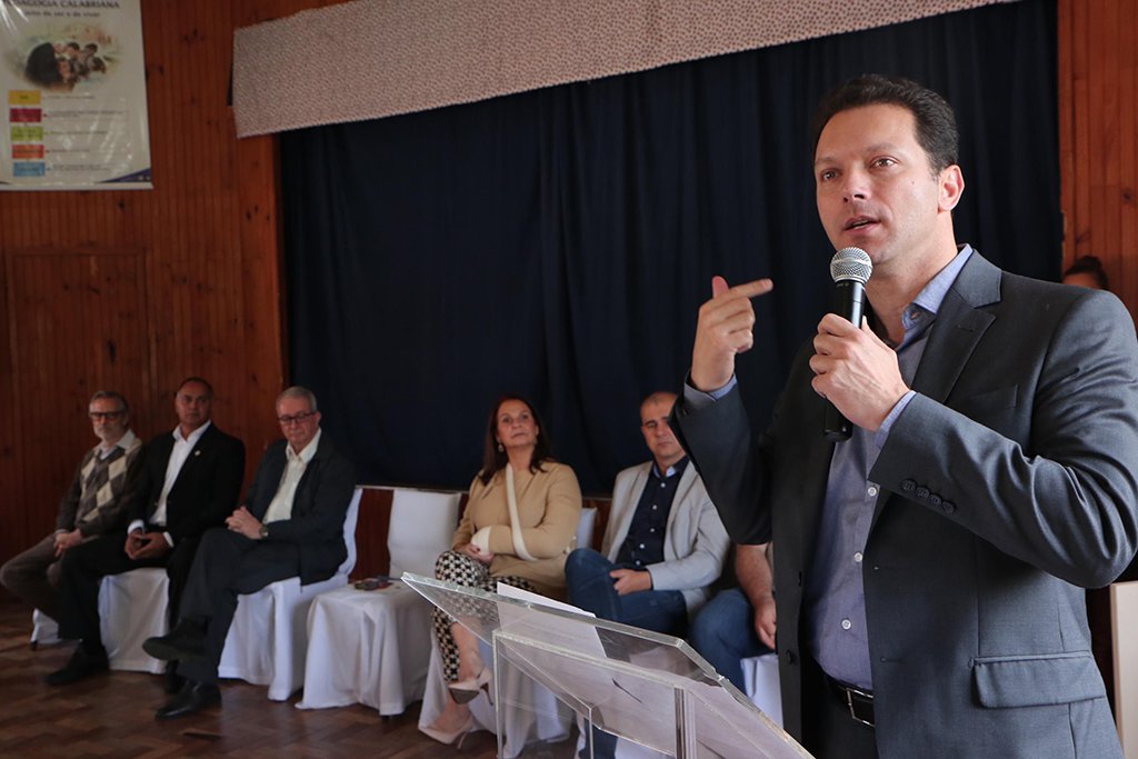 Uma nova etapa da polêmica envolve a contratação de uma entidade privada e religiosa por parte da Fundação de Assistência Social e Cidadania (Fasc); embora uma decisão judicial tenha impedido a contratação do Instituto Pobres Servos da Divina Providência pelo município, uma cerimônia celebrou a “parceria” em um ato com o prefeito Nelson Marchezan Júnior (PSDB); a 5ª Vara da Fazenda Pública da Comarca de Porto Alegre, entretanto, havia enviado uma decisão na qual determina que a Fundação “se abstenha de celebrar parceria” com o Instituto, “para execução de serviços típicos de servidores públicos”