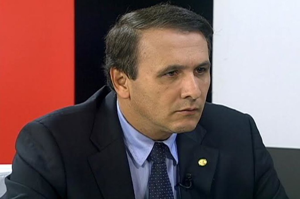 O deputado federal Carlos Gaguim (Podemos-TO) afirmou que apoia à pré-candidatura a governador do presidente da Assembleia Legislativa, Mauro Carlesse (PHS); o parlamentar impôs duas condições a Carlesse; a primeira é que o candidato a vice-governador saía do Bico do Papagaio e, a segunda, que a região tenha dois ou três secretários em um eventual governo