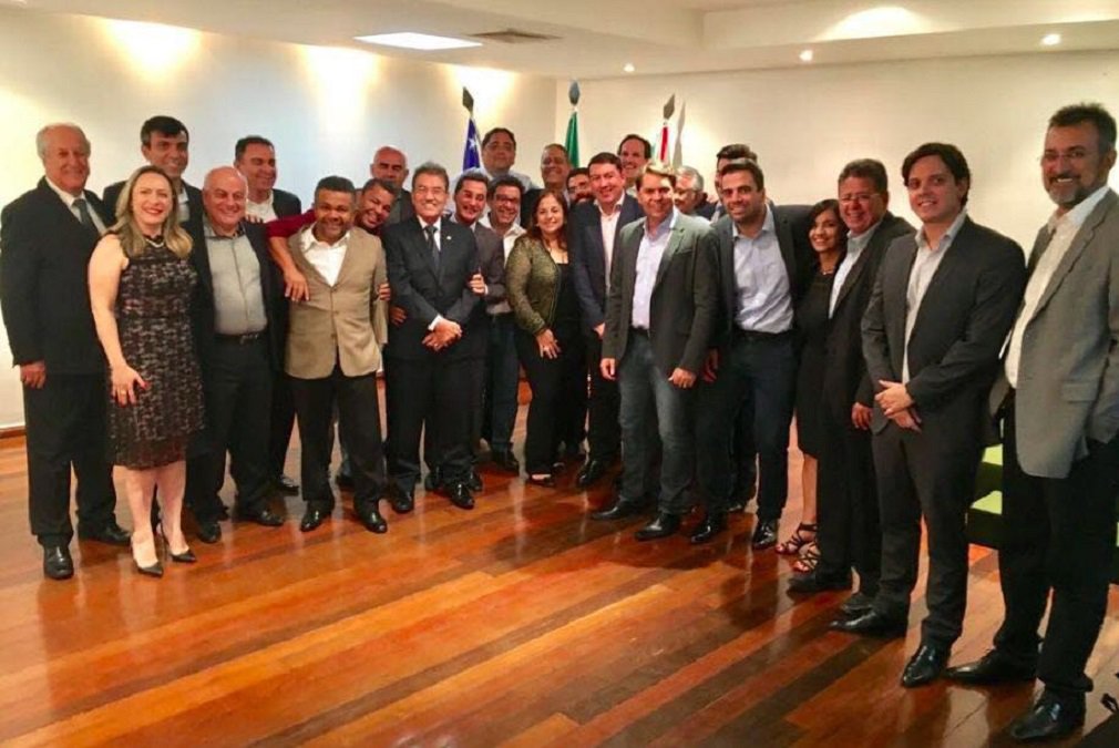 Presidente da Assembleia Legislativa e governador em exercício, José Vitti (PSDB) reuniu deputados do governo e da oposição no que foi visto como uma demonstração de força do tucano; o encontro de confraternização, no Palácio das Esmeraldas, aconteceu na noite de terça-feira e deu medida do êxito que Vitti teve na missão de pacificar o Legislativo goiano; parlamentares da situação e da oposição dividiram as mesas e foram unânimes em destacar o perfil conciliador do presidente da Assembleia
