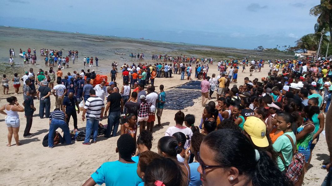 As buscas por vítimas do acidente da embarcação que virou na travessia entre Mar Grande e Salvador foram retomadas na manhã deste sábado (26); segundo o corpo de bombeiros, os trabalhos foram iniciados com a ajuda de um software que deve permitir uma visualização mais precisa do possível trajeto percorrido por possíveis corpos; ao menos 18 pessoas das 120 que viajavam na embarcação morreram no acidente, ocorrido na quinta-feira (24)
