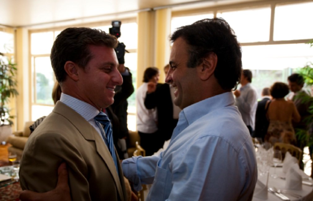 O jornalista Kiko Nogueira, editor-chefe do Diário do Centro do Mundo, afirma que Aécio Neves (PSDB) não precisou ser condenado a prisão perpétua para cair em desgraça; para Kiko, a privação das baladas e vida de playboy já são punições das mais agressivas para o político mineiro; "Aécio já vive prisioneiro de sua canalhice. Não pode sair na rua. Luciano Huck não telefonará. O futuro não é mais como era antigamente. A única saída é abrir uma filial do Cervantes em casa e ficar feliz por saber que escapou do bafômetro"