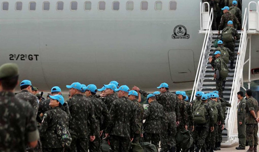 Depois de 13 anos ajudando a reorganizar as forças de segurança do Haiti e a controlar a violência e os efeitos da instabilidade política local, as tropas brasileiras começam a deixar hoje (31) o país caribenho; na noite desta quinta-feira, uma cerimônia na capital, Porto Príncipe, marcará o início oficial da desmobilização do batalhão brasileiro; evento contará com a presença do ministro da Defesa, Raul Jungmann, que viajou para o Haiti na companhia de uma comitiva formada por militares e civis
