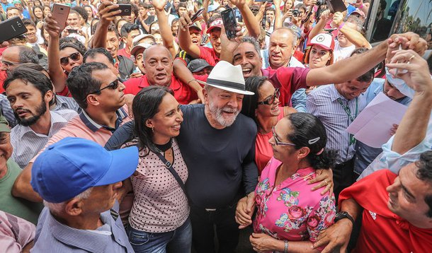 Jornalista Luis Costa Pinto traçou duas possibilidades que envolvem a candidatura do ex-presidente, que segue mais líder do que nunca na preferência do eleitor; na primeira hipótese, Lula teria como vice a ministra do TCU Ana Arraes, que deixaria o tribunal e se filiaria ao PSB, ou o empresário mineiro Josué Alencar, filho de José Alencar; na segunda, caso seja inabilitado, Lula "'ungiria' uma nova chapa à qual emprestaria todo o seu apoio e se empenharia de forma vital na consumação de viabilidade dela", que pode ter Josué Alencar e Fernando Haddad