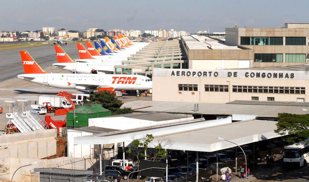 Governo Michel Temer incluiu mais 13 aeroportos no programa de desestatização, que deverão ser concedidos à iniciativa privada, mas deixou de fora o aeroporto de Congonhas, na capital paulista; concessão de Congonhas renderia ao governo uma arrecadação de outorga de pelo menos 5,6 bilhões de reais, mas por pressão do Partido da República (PR), que comanda o Ministério dos Transportes e a Infraero, o governo pisou no freio no processo de concessão do terminal