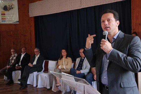 Uma nova etapa da polêmica envolve a contratação de uma entidade privada e religiosa por parte da Fundação de Assistência Social e Cidadania (Fasc); embora uma decisão judicial tenha impedido a contratação do Instituto Pobres Servos da Divina Providência pelo município, uma cerimônia celebrou a “parceria” em um ato com o prefeito Nelson Marchezan Júnior (PSDB); a 5ª Vara da Fazenda Pública da Comarca de Porto Alegre, entretanto, havia enviado uma decisão na qual determina que a Fundação “se abstenha de celebrar parceria” com o Instituto, “para execução de serviços típicos de servidores públicos”
