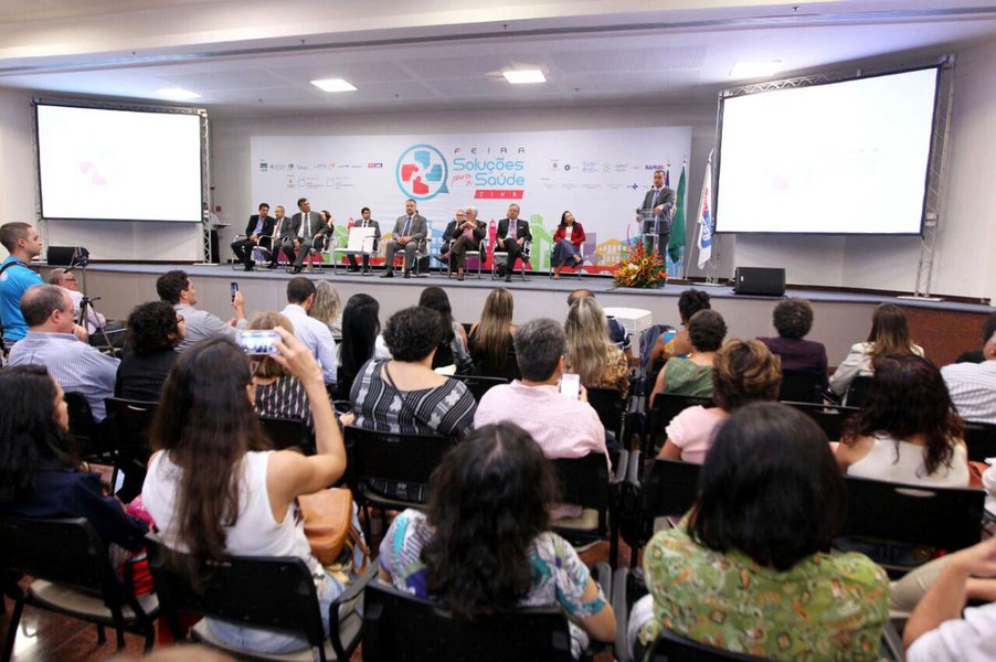 Salvador recebe a partir desta terça-feira a primeira edição da Feira de Soluções para a Saúde e do Seminário Internacional da Unicef: Zika e Infância, que vão apresentar produtos, serviços e ações voltados para combate, prevenção, diagnóstico e tratamento da zika, dengue e chikungunya, doenças transmitidas pelo mosquito Aedes Aegypti; até quinta-feira (10) serão realizados simpósios, oficinas, debates, seminário internacional e apresentação de iniciativas voltadas para as arboviroses (doenças transmitidas por insetos)