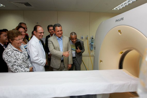 A partir desta terça-feira, fazer exames como tomografia computadorizada e ressonância magnética passa a ser realidade no Hospital Geral do Estado (HGE), com o novo Centro de Biomagem, capaz de realizar 650 exames por mês; na cerimônia de inauguração, o governador Rui Costa disse que "os investimentos para a saúde pública seguem fortes na Bahia"; "Há exatamente um ano estávamos aqui inaugurando o prédio do HGE 2, e hoje damos mais um passo, avançando na tecnologia do hospital. Esses equipamentos não devem absolutamente nada a nenhum hospital particular do Brasil. As pessoas terão tratamento gratuito, com o que há de melhor em tecnologia" disse Rui