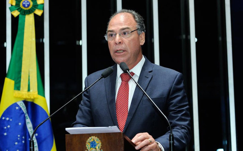 Sem espaço no PSB, o senador Fernando Bezerra Coelho deixou a legenda socialista e se filiou ao PMDB. Mudança aconteceu após uma longa negociação do parlamentar com outras legendas, incluindo o DEM, do presidente da Câmara Rodrigo Maia (RJ), e do ministro da Educação, Mendonça Filho (PE); no ato de filiação, estavam presentes peemedebistas de peso, como os ministros Eliseu Padilha (Casa Civil) e Moreira Franco (Secretaria-Geral da Presidência), o presidente nacional do partido, senador Romero Jucá (RR), e o presidente do Senado, Eunício Oliveira (PMDB-CE) que, assim como Fernando, são investigados ou foram citados em delações da Lava Jato