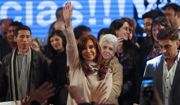 governo da Argentina declarou na madrugada desta segunda-feira (14) que Cristina Kirchner, candidata ao Senado pelo Unidade Cidadã, e Esteban Bullrich, aliado do presidente Mauricio Macri que concorre ao mesmo cargo, terminaram tecnicamente empatados nas eleições primárias da província de Buenos Aires, que define quem irá participar da disputa definitiva, marcada para outubro; às 8h29 da manhã (horário de Buenos Aires e Brasília), o Cambiemos, de Bullrich, tinha 34,19% do total; já o Unidade Cidadã, de Cristina, 34,11%