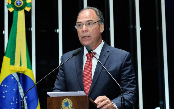 Sem espaço no PSB, o senador Fernando Bezerra Coelho deixou a legenda socialista e se filiou ao PMDB. Mudança aconteceu após uma longa negociação do parlamentar com outras legendas, incluindo o DEM, do presidente da Câmara Rodrigo Maia (RJ), e do ministro da Educação, Mendonça Filho (PE); no ato de filiação, estavam presentes peemedebistas de peso, como os ministros Eliseu Padilha (Casa Civil) e Moreira Franco (Secretaria-Geral da Presidência), o presidente nacional do partido, senador Romero Jucá (RR), e o presidente do Senado, Eunício Oliveira (PMDB-CE) que, assim como Fernando, são investigados ou foram citados em delações da Lava Jato