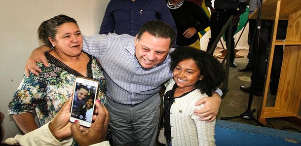 O governador Marconi Perillo (PSDB) é o político de Goiás mais influente nas redes sociais, de acordo estudo realizado pela Eureka Comunicação; liderança de Marconi no ranking consolidou-se com a cobertura em tempo real da agenda do programa Goiás na Frente; governador posta informações sobre os investimentos em todos os municípios que visita no momento em que ainda está neles ou pouco depois dos eventos; já foram mais de 150 cidades visitadas