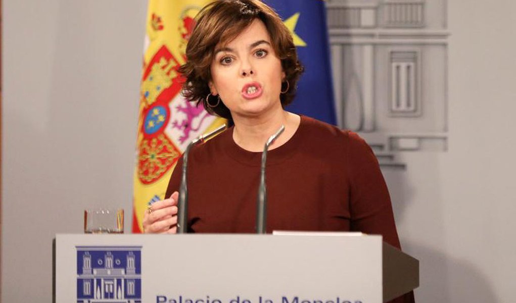 A força policial da Catalunha disse para seus oficiais permanecerem neutros nos esforços sobre a luta da região por independência da Espanha, em um passo para evitar possível conflito, conforme o governo de Madri começa a impor controle neste sábado, 28; primeiro-ministro da Espanha, Mariano Rajoy, destituiu o governo Catalão, assumiu controle e convocou uma nova eleição após o Parlamento regional realizar uma declaração unilateral de independência na sexta-feira, agravando a pior crise política da Espanha em quatro décadas; Rajoy designou a vice-primeira-ministra, Soraya Sáenz Santamaría, para supervisionar o processo 