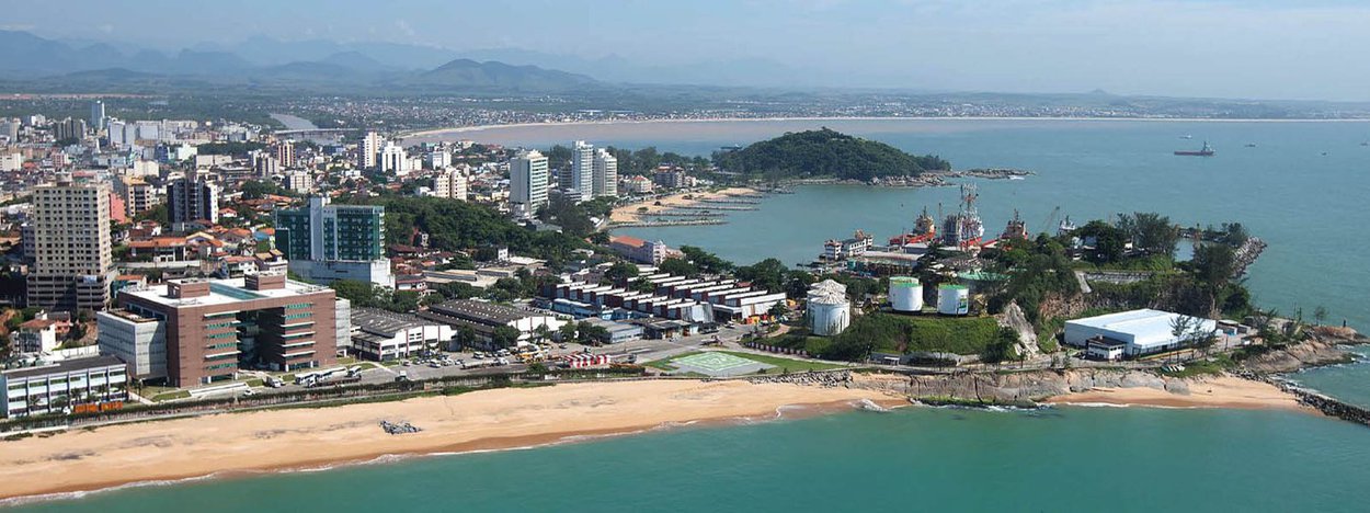 Crise na cidade de Macaé, no litoral do Rio de Janeiro, foi para além dos prestadores de serviços da Petrobras e se alastrou por outros setores, como o comércio, serviços e imobiliário; de acordo com o Sindicato dos Empregados do Comércio de Macaé, cerca de 630 estabelecimentos encerraram suas atividades apenas nos sete primeiros meses do ano e a falta de vagas de empregos levou até mesmo a praça Veríssimo de Melo, no centro da cidade, a ser apelidada de "praça do desempregado